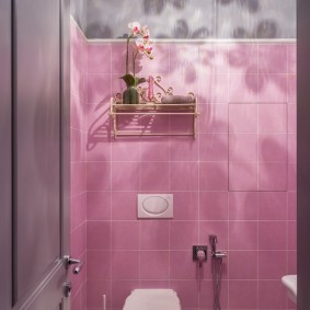 กระเบื้องสีชมพูในห้องน้ำขนาดเล็ก