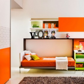 สีส้มสอดอยู่บนด้านหน้าของเฟอร์นิเจอร์เด็ก