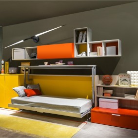 ตู้เฟอร์นิเจอร์บนพื้นหลังของผนังสีเทา