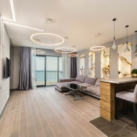 ห้องนั่งเล่นทันสมัยพร้อมหน้าต่างบานใหญ่