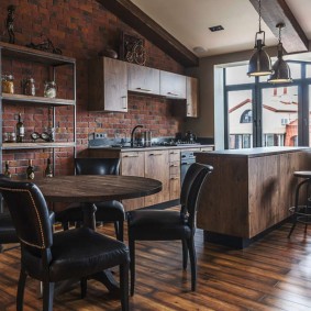 Loft ในการตกแต่งภายในของห้องนั่งเล่นของบ้านส่วนตัว