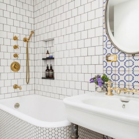 faucet สีเหลืองบนอ่างสีขาว