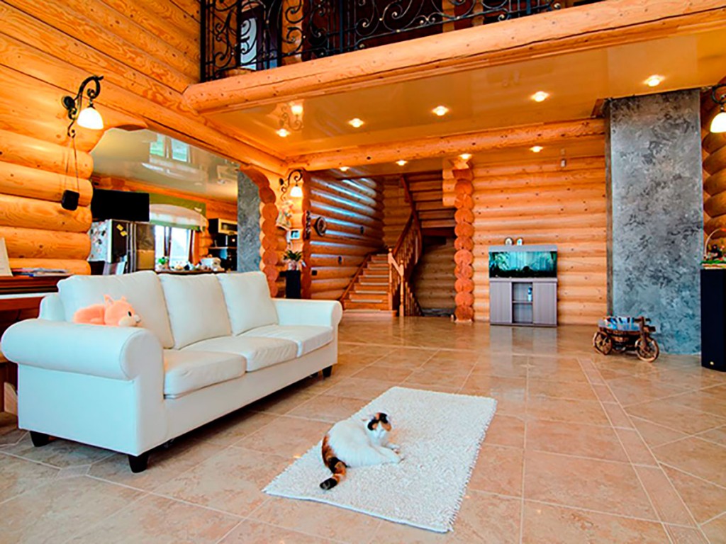 โซฟาสีขาวในห้องนั่งเล่นของบ้านทำจากท่อนซุง