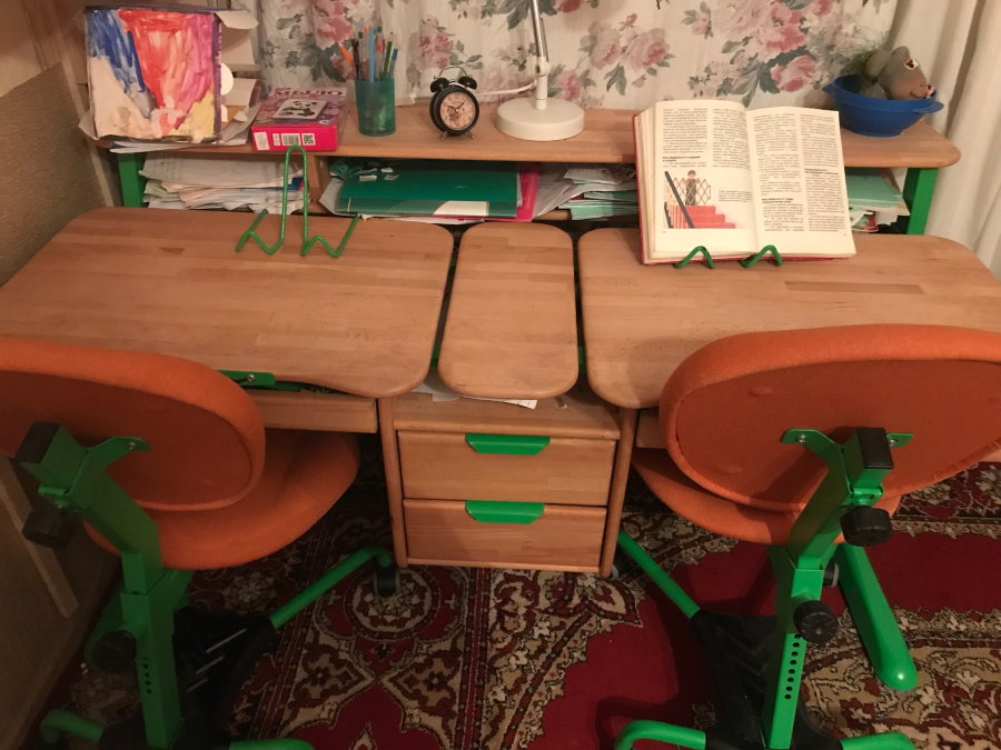 שולחן כתיבה שנאי לשני ילדים בחדר חרושצ'וב