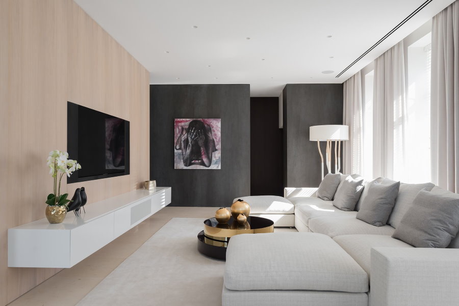 ผนังสำเนียงสีเทาใน treshka ของบ้านแผง