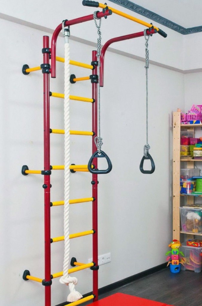 קיר שוודי לא יקר בחדר הילדים עבור הילד