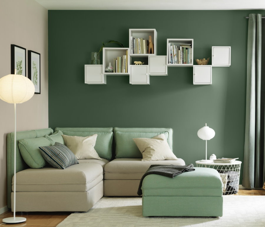 ชั้นวางสีขาวบนผนังห้องนั่งเล่นสีเขียว