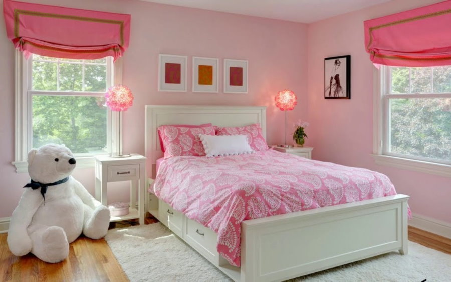 ผ้าม่านสีชมพูในห้องนอนพร้อมเตียงสีขาว