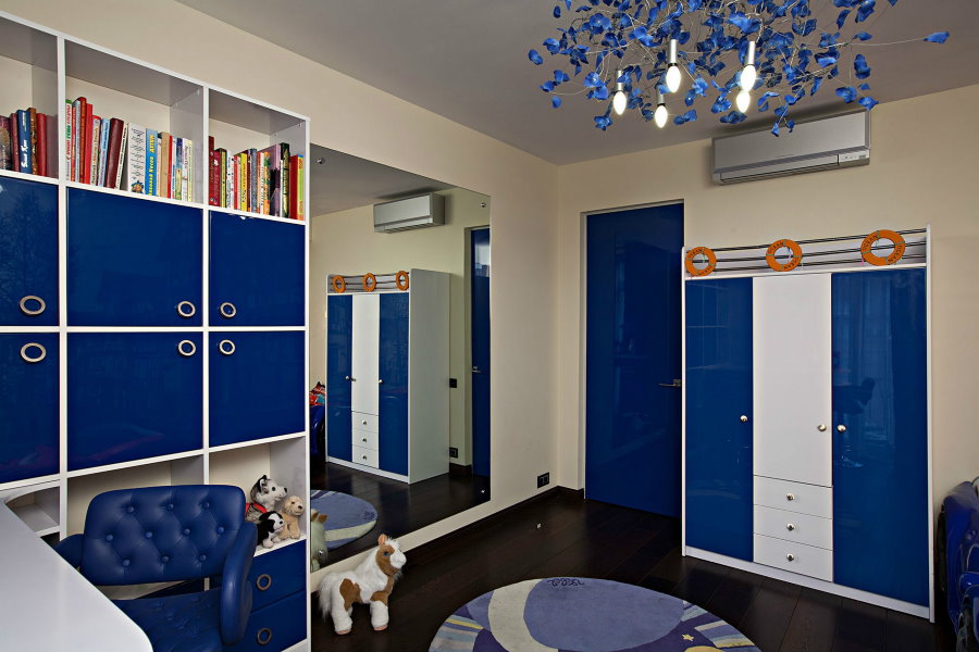 เฟอร์นิเจอร์สีน้ำเงินและสีขาวในห้องพักของนักเรียน