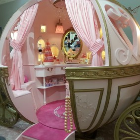 บ้านสำหรับเด็กหญิงขนม้า