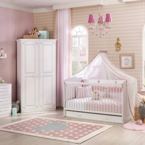 การรวมกันของวอลล์เปเปอร์กับเฟอร์นิเจอร์สีขาวในห้องเด็ก