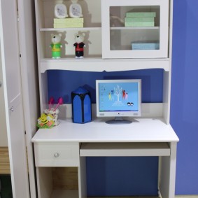 โต๊ะคอมพิวเตอร์ในห้องของนักเรียน
