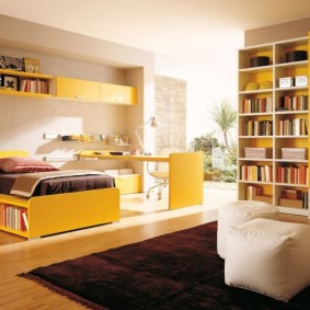 หนังสือเด็กบนชั้นวางสีเหลือง