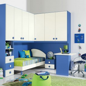 เฟอร์นิเจอร์สีขาวและสีฟ้าในห้องพักของนักเรียน