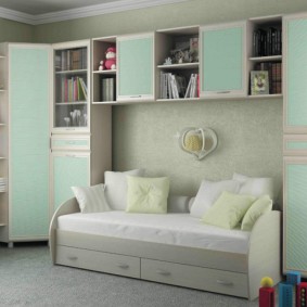เฟอร์นิเจอร์สีฟ้าอ่อนในห้องของเด็กผู้ชาย