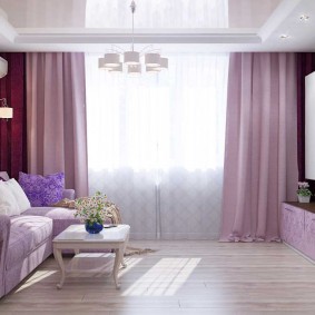 ผ้าม่านที่สดใสในห้องนั่งเล่นของอพาร์ทเมนท์