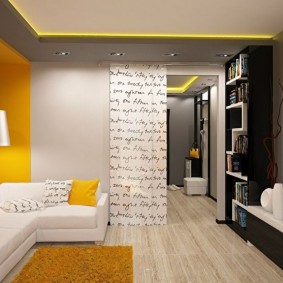 สำเนียงของแสงสีเหลืองในการตกแต่งภายในของอพาร์ทเม้น
