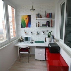 เครื่องพิมพ์สีดำบนแท่นสีแดง