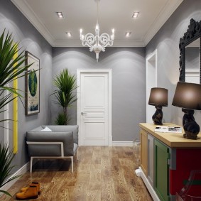 Dracaena ในการตกแต่งภายในของโถงทางเดินที่กว้างขวาง