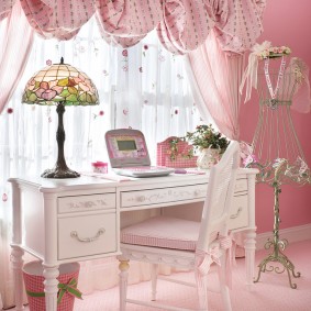 โต๊ะในห้องสีชมพู