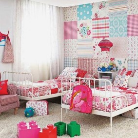 วอลล์เปเปอร์ Patchwork ในห้องนอนของหญิงสาว