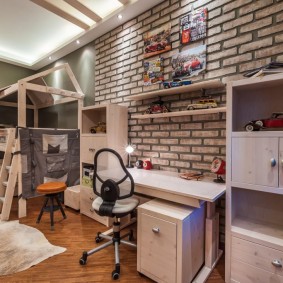 Loft ในการตกแต่งภายในของห้องสำหรับเด็กผู้ชาย