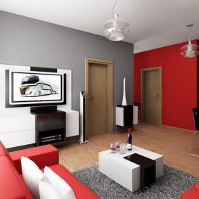 การตกแต่งภายในสีแดงสีเทาของสตูดิโออพาร์ตเมนต์