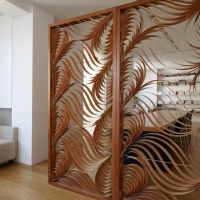 หน้าจอวีเนียร์แบบ Openwork ในห้องนั่งเล่นของบ้านในชนบท
