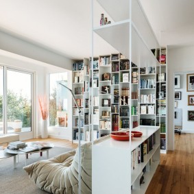 วางในห้องครัวห้องนั่งเล่นของบ้านในชนบท