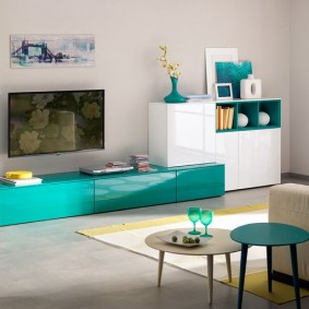 ภาพนิ่งสีเขียวขุ่นในห้องนั่งเล่น