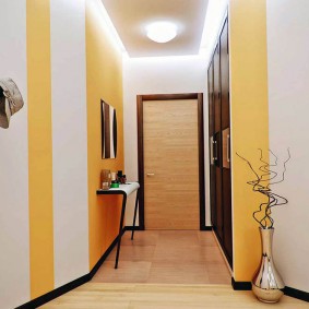 สีเหลืองในการตกแต่งภายในของห้องโถง