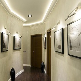 ไฟ LED ส่องสว่างของภาพวาดบนผนังของทางเดิน