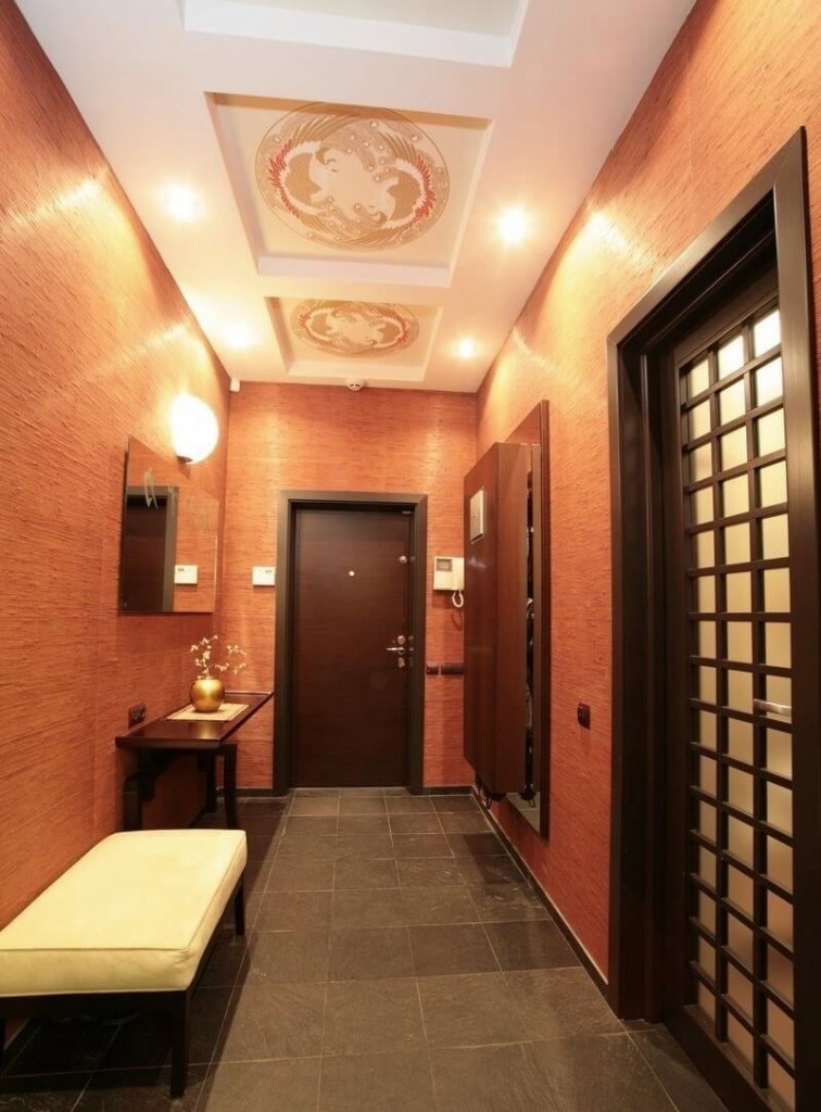 วอลล์เปเปอร์พีชในการตกแต่งภายในของทางเดิน
