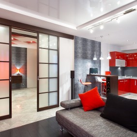 ห้องชุดสีแดงในห้องครัวห้องนั่งเล่น