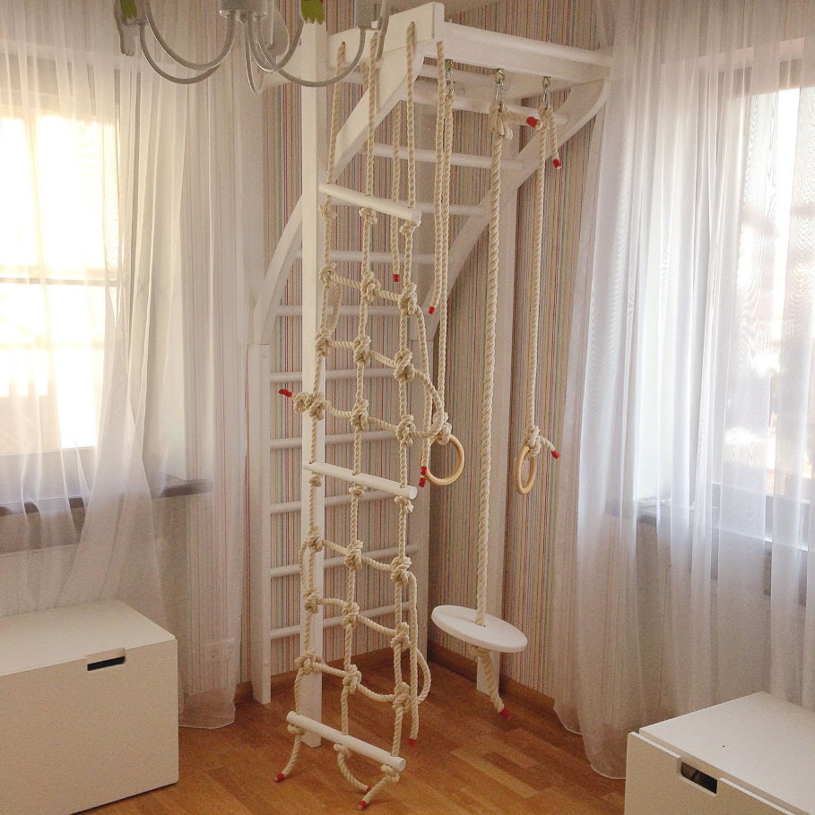 ผนังกีฬาในมุมของห้องนอนเด็ก
